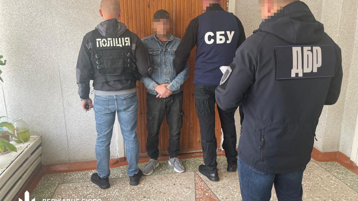 Правоохоронець із Покровська торгував трофейною зброєю: ДБР викрило схему