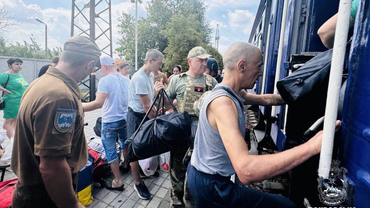 З Донеччини відправився евакуаційний потяг: чи багато людей виїжджає