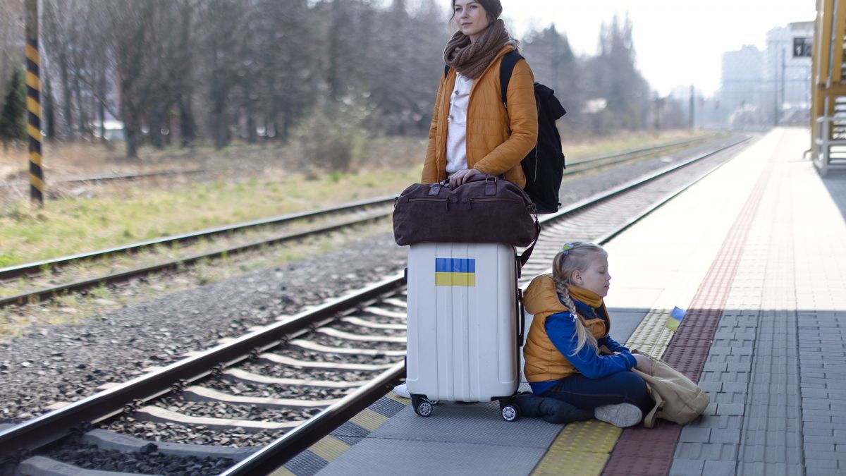 Виплати ВПО можуть зупинити через виїзд за кордон: коли це стається і як поновити допомогу