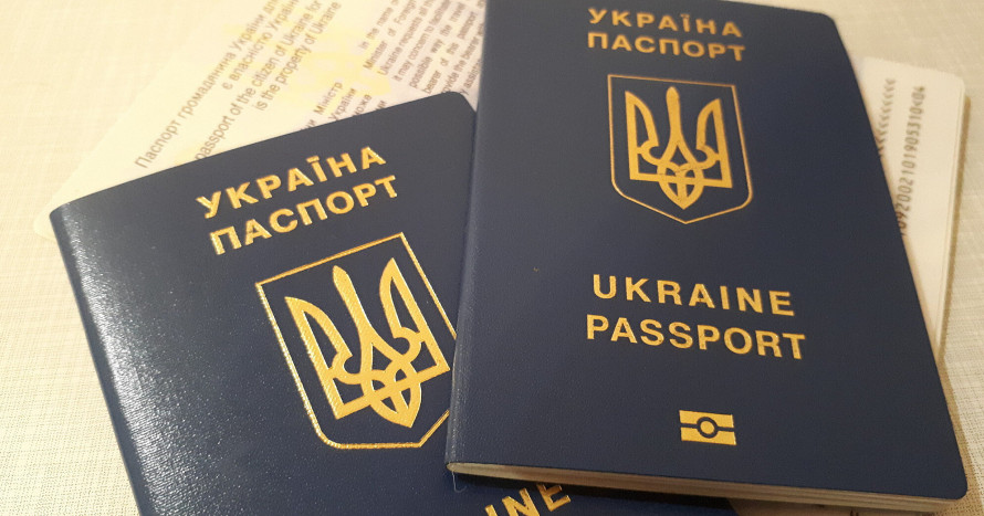 Українці зможуть перебувати у Польщі без діючих паспортів