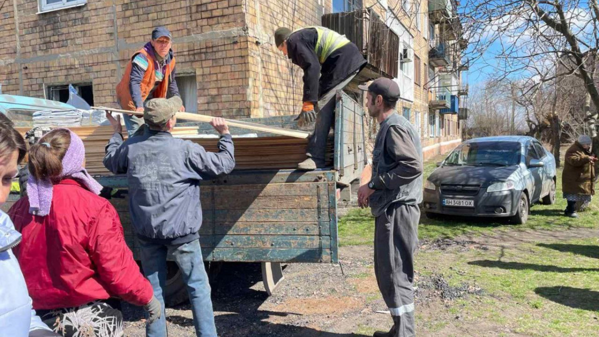 В Покровському районі ремонтують житло після обстрілів: в яких містах тривають роботи