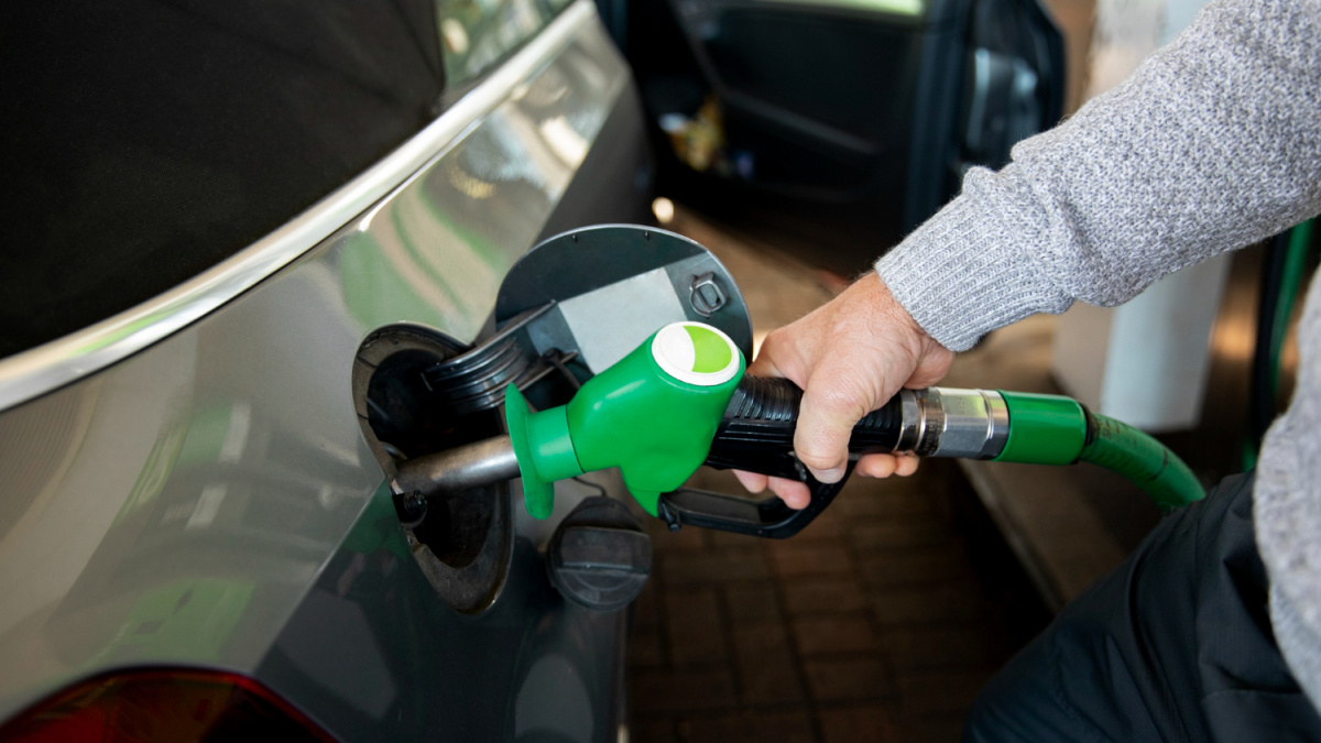 Кабмін схвалив підвищення цін на паливо та алкоголь: деталі рішення