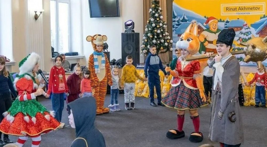 У Дніпрі діти-переселенці з Донецької області отримали новорічні вітання від Фонду Ріната Ахметова
