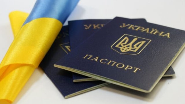 Кабмін скоротив термін термінового оформлення паспорта громадянина України