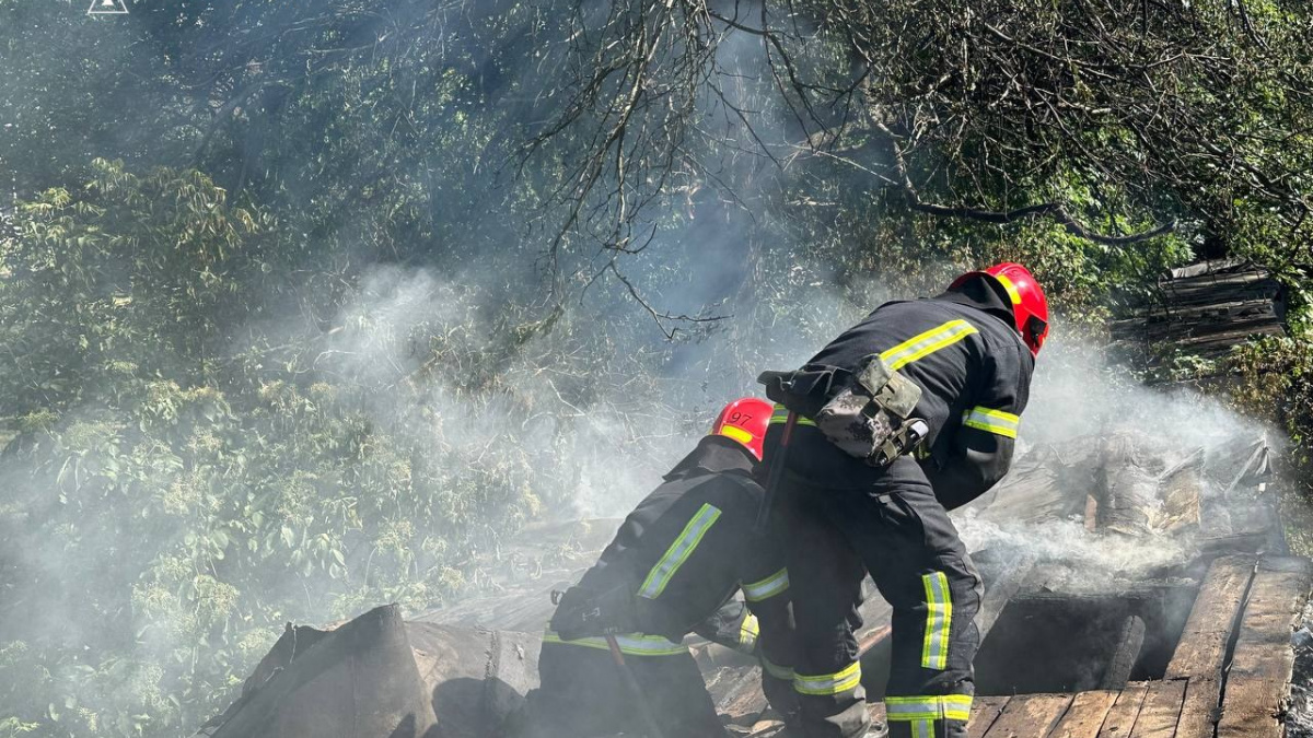 В Покровському районі сталися пожежі внаслідок обстрілів - деталі від рятувальників