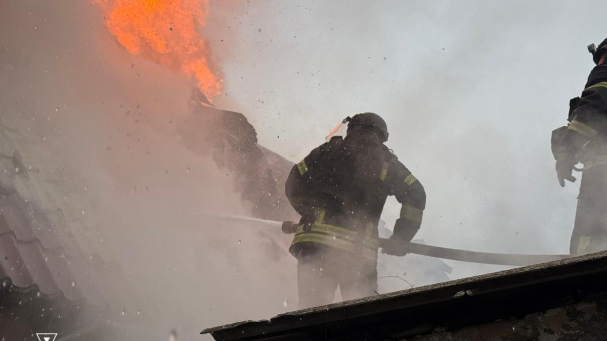 В Покровській громаді внаслідок обстрілу загинув чоловік і горів будинок