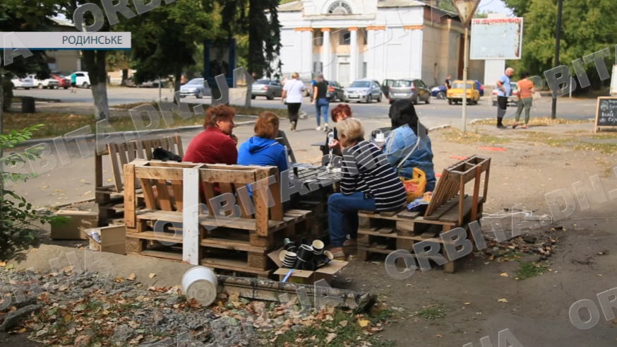 Без світла, зв'язку та води: як сьогодні живе Родинське