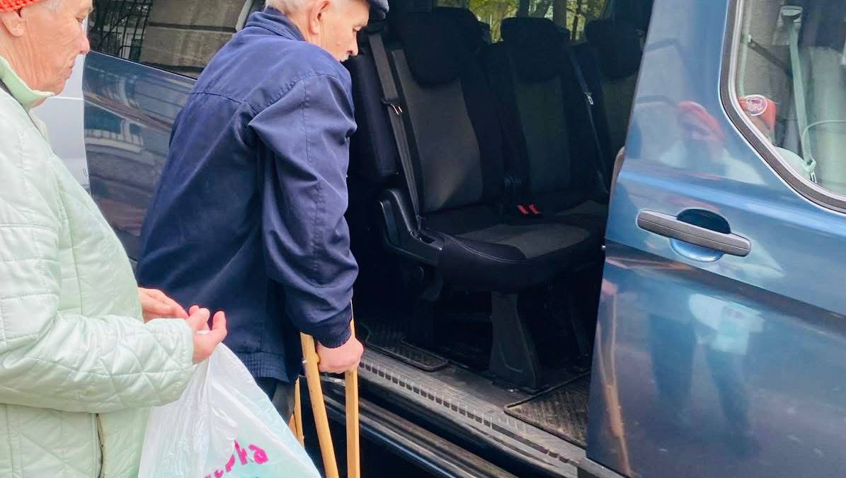 У Дніпрі продовжує працювати послуга «Соціальне таксі» для людей з інвалідністю