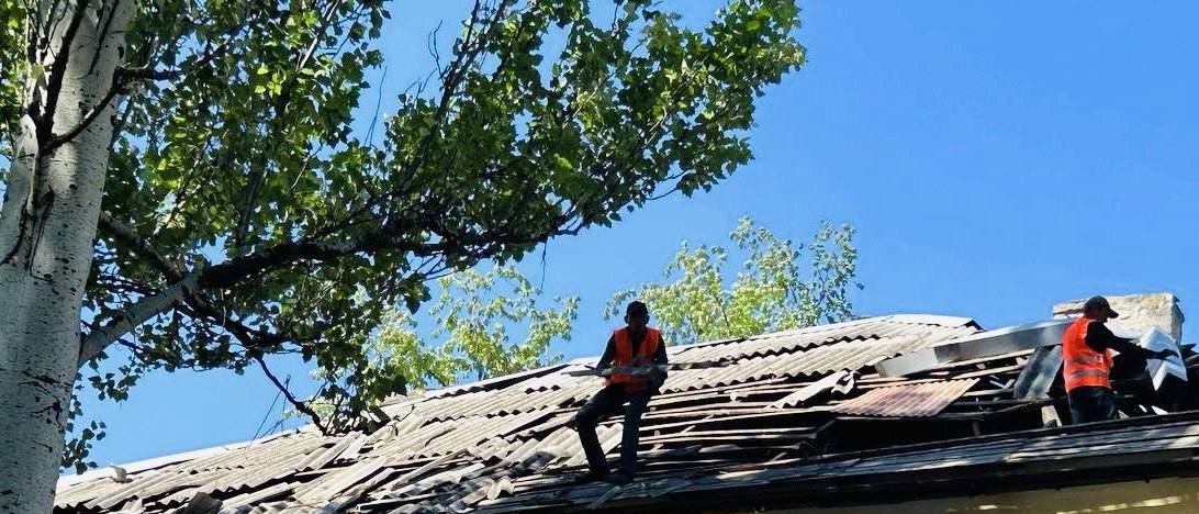 У Покровську після ворожої атаки ремонтують будинки