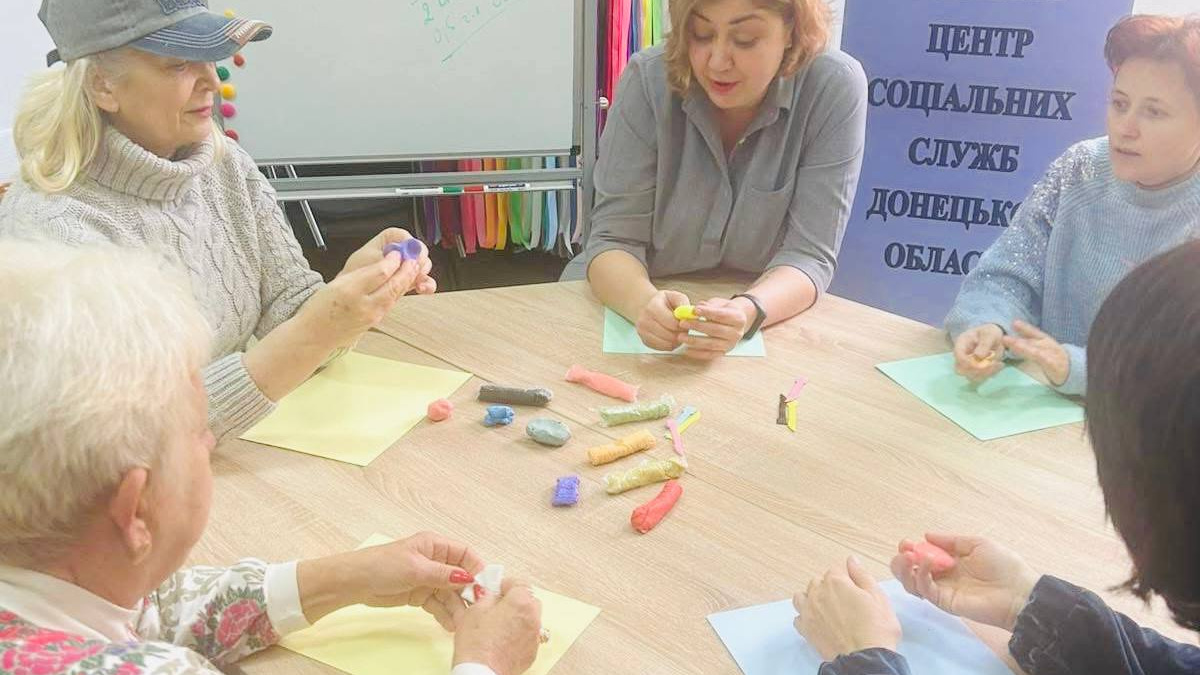 Арттерапія для душі: як у Покровському центрі соцслужб проводять заходи для ВПО