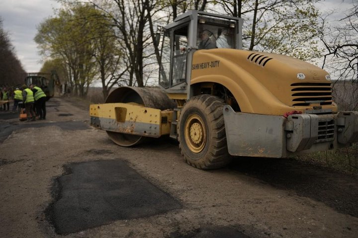 Ремонт дороги у прифронтовому регіоні, квітень 2026 року