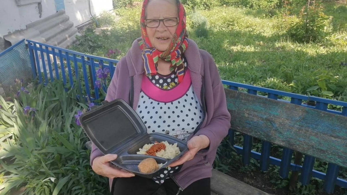 В прифронтовій Новогродівці годують нужденних