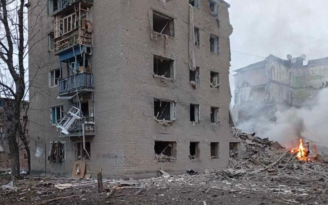 Росія вдарила по містах Донеччини: бомба знищила будинок, є загиблі та поранені