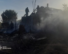 У Покровську і Мирнограді через обстріли горіли будинки