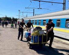 З Покровська на Рівненщину прибув евакуацій потяг: як допомагали людям