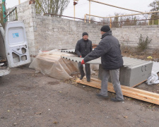 В Покровській громаді комунальники лагодять будинки після обстрілів - як працюють