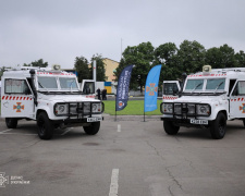 Рятувальники Донеччини отримали броньовані Land Rover від благодійників