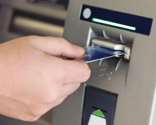 Як тепер поповнювати банківські картки готівкою через термінали: деталі