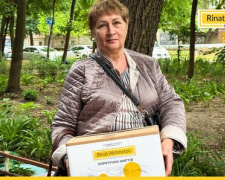 У Дніпрі для переселенців із Покровської ТГ триває видача продуктових наборів від Фонду Ріната Ахметова