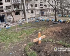 У Покровську людей ховають на дитячих майданчиках: в поліції показали розбите місто і евакуацію з нього (відео)
