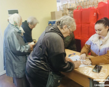 Благодійники передали мешканцям Покровська гігієнічні набори