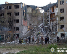 По Мирнограду ворог вдарив бомбою: під завалами будинку шукають людей