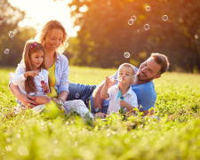 8 та 12 тисяч гривень щомісяця для батьків: хто має право на нову допомогу і як її отримати