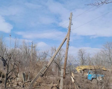 Енергетики після обстрілів повертають світло в прифронтових громадах: як проходять роботи