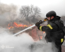 Пожежа у Покровську - рятувальники приборкали вогонь під обстрілами