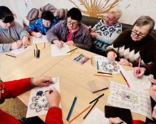 Психологічне відновлення в евакуації: як покровчани у Кропивницькому долають стрес за допомогою арттерапії