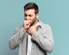 Хрипота та втрата голосу: медики назвали дивний ефект нової хвилі COVID