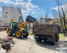 У Покровській ТГ комунальники ліквідують звалища біля смітників: що вдалось зробити