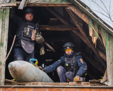 Впала на будинок і не розірвалась: в Костянтинівці знешкодили авіабомбу