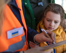 Скільки дітей залишається в зонах примусової евакуації Донеччини: Добропільська ТГ лідирує