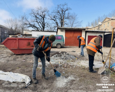 В центрі Покровська другу добу усувають наслідки ракетного удару: що вже відновили