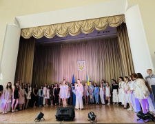 Випускники Покровської громади отримали свідоцтва про закінчення школи: як вітали  (ВІДЕО)