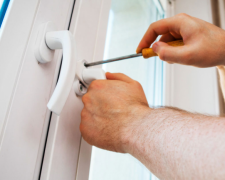 Дме з пластикових вікон після зими: як швидко вирішити проблему без заміни