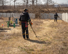 На Донеччині піротехніки обстежують кладовища: як знаходять вибухівку