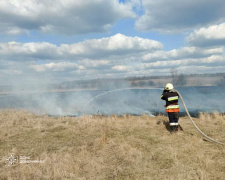 Палає через обстріли: як на Донеччині ліквідують пожежі внаслідок  ворожих атак