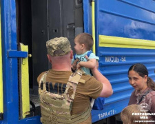 Подалі від війни: жителі Донеччини виїжджають до Волині на евакуаційному потязі