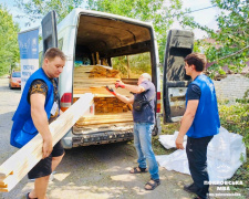 Покровськ після обстрілу - містяни отримують будматеріали