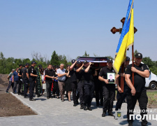 На Донеччині провели в останню путь офіцера Дмитра Петренка: поліцейського вбили окупанти