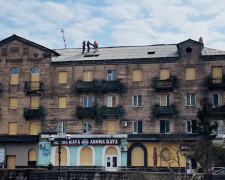 В центрі Покровська відремонтували дахи після обстрілів: що планують далі