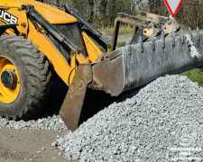 У Покровській громаді відсипають розбиті дороги шлаком: де працює спецтехніка