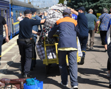 На Рівненщину прибув евакуаційний потяг з Донецької області: як зустрічають переселенців