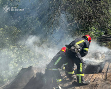 В Покровському районі сталися пожежі внаслідок обстрілів - деталі від рятувальників