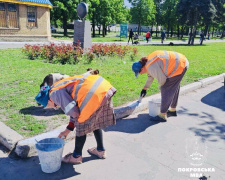 Покровськ оновлюється: комунальники розпочали весняну побілку бордюрів