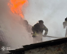 В Покровській громаді внаслідок обстрілу загинув чоловік і горів будинок