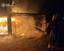 У Покровську внаслідок обстрілу згорів будинок - чи є постраждалі