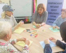 Арттерапія для душі: як у Покровському центрі соцслужб проводять заходи для ВПО